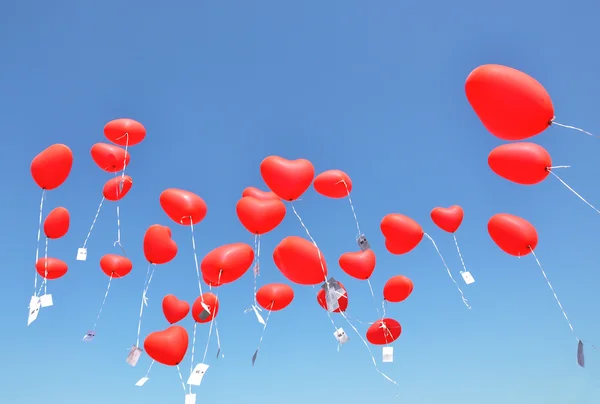 Czerwonych balonów z wiadomości w błękitne niebo — Zdjęcie stockowe
