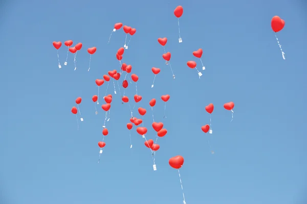 Ballons rouges avec les messages dans le ciel bleu — Photo