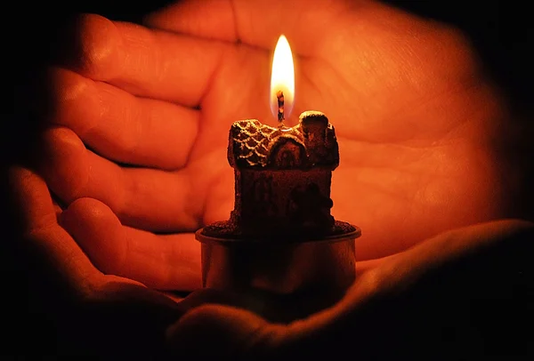 Candle in the hand — Stock Photo, Image