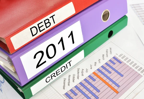 Dívida, 2011, Folhetos de crédito sobre um relatório financeiro — Fotografia de Stock