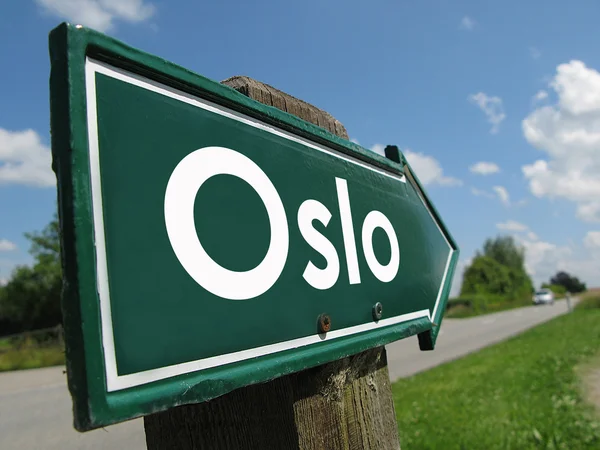 Oslo wegwijzer langs een landelijke weg — Stockfoto
