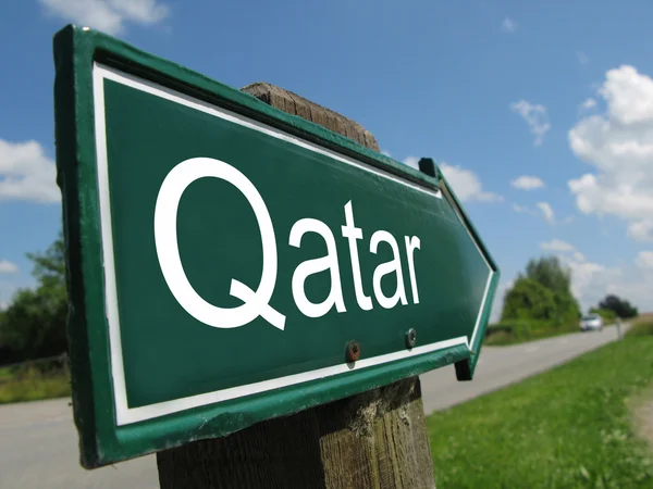 Katar rozcestník po venkovské silnici — Stock fotografie