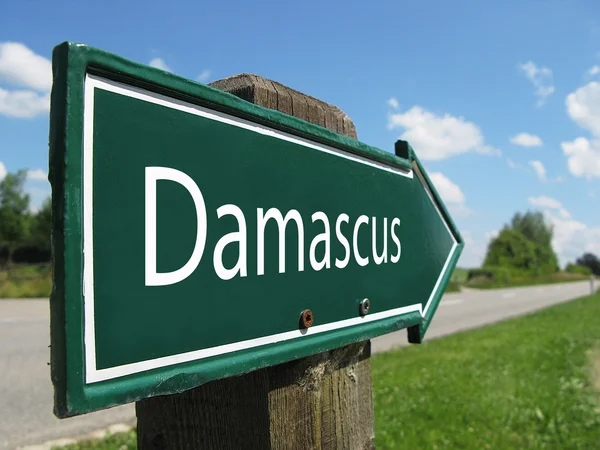 Damascus wegwijzer langs een landelijke weg — Stockfoto