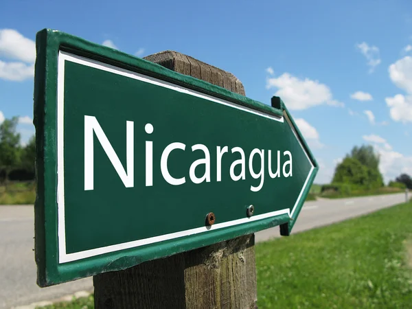 Señalización de flecha NICARAGUA a lo largo de un camino rural —  Fotos de Stock