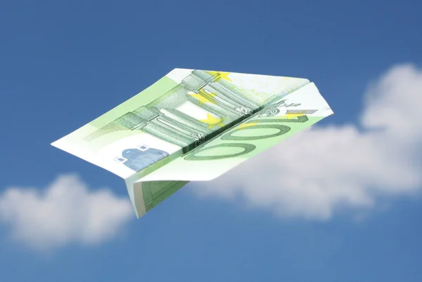 100 euro uçak gökyüzünde — Stok fotoğraf
