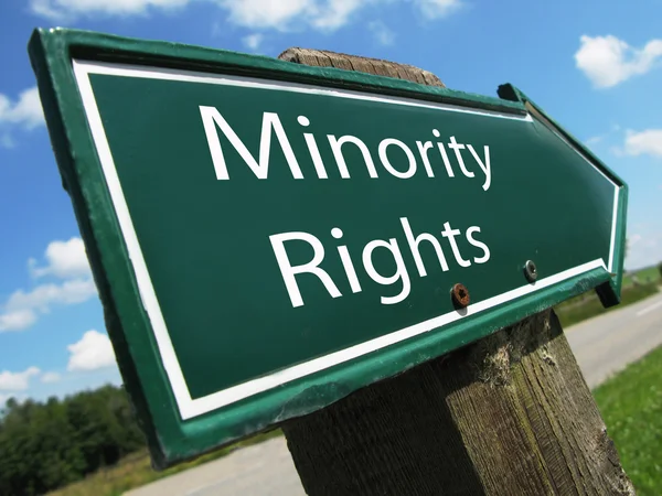 Minderheid rechten verkeersbord — Stockfoto