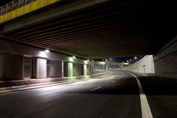 ถนนตอนกลางคืน — ภาพถ่ายสต็อก