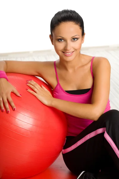 Femme avec balle de fitness — Photo