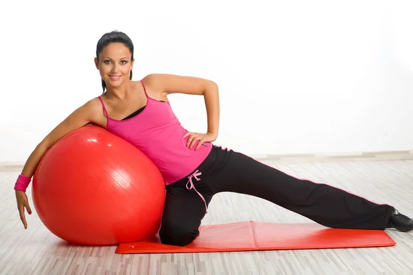 Mulher com bola de fitness — Fotografia de Stock