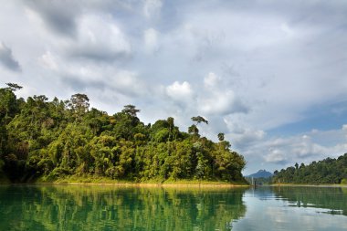 Harika bir manzara khao sok Gölü