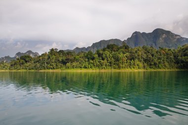 Harika bir manzara khao sok Gölü