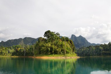 Harika bir manzara khao sok Gölü