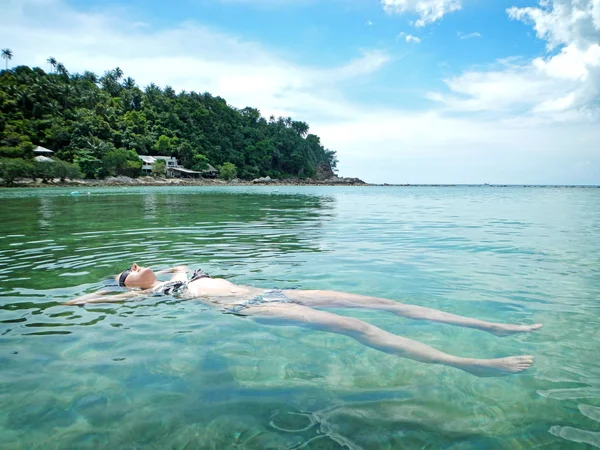 ผู้หญิงเพลิดเพลินกับลมและทะเล — ภาพถ่ายสต็อก