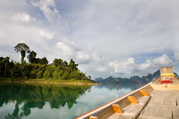 Kaunis näkymä Khao Sok järvelle — kuvapankkivalokuva