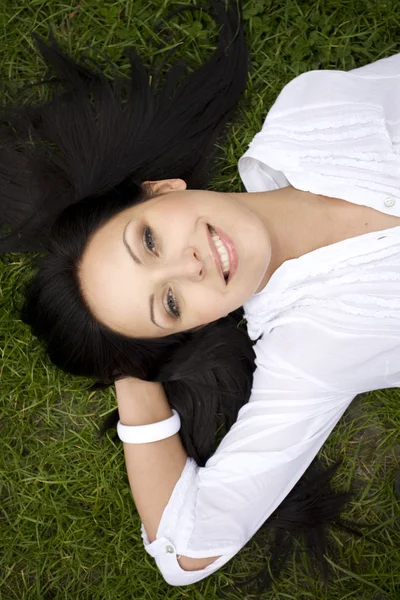 Femme posée sur l'herbe — Photo