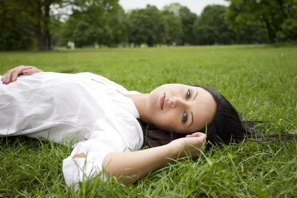 Mulher deitado na grama — Fotografia de Stock