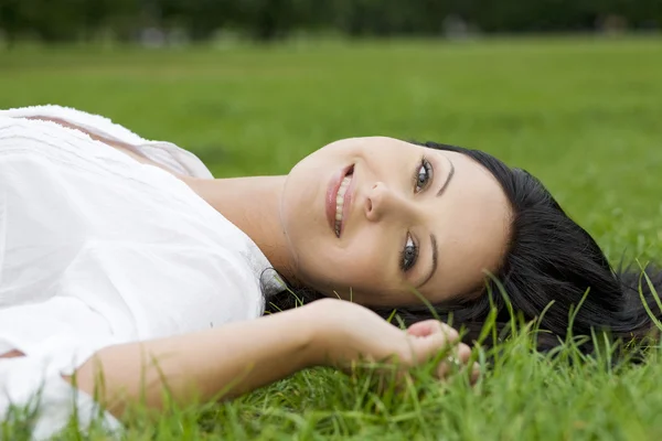 Frau liegt auf Gras — Stockfoto