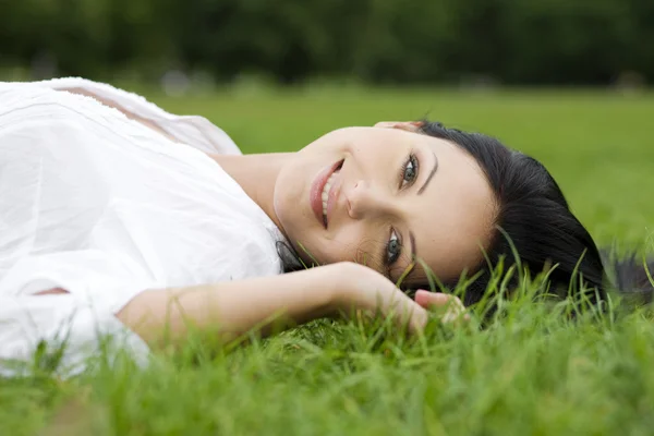 Femme posée sur l'herbe — Photo