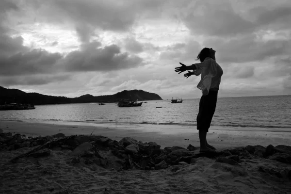 女人享受风和海 — 图库照片