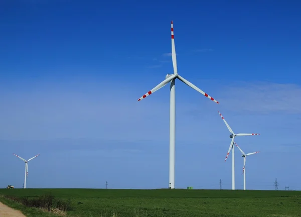Ветряные турбины фермы в поле — стоковое фото