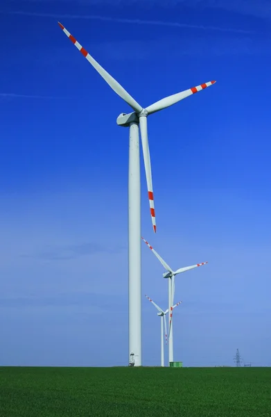 Fazenda de turbinas eólicas no campo — Fotografia de Stock