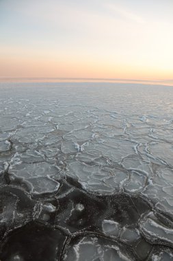 deniz - buz - kütlesi üzerinde gün batımı. Polonya, gdynia