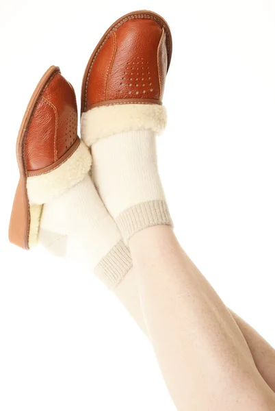 Bruin pantoffels en Sok op de voet ontspannen - - geïsoleerd — Stockfoto