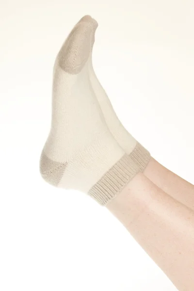 Носок на ноге - расслабляющий - изолированный — стоковое фото