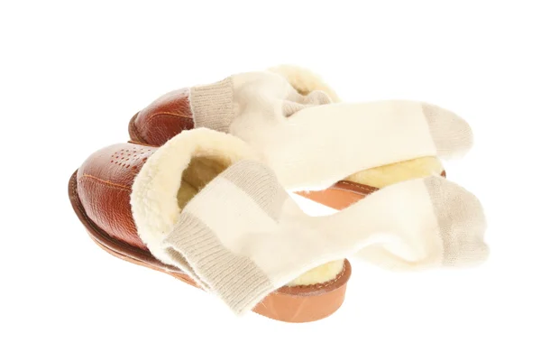 Chaussettes et pantoufles brunes isolées sur fond blanc . — Photo