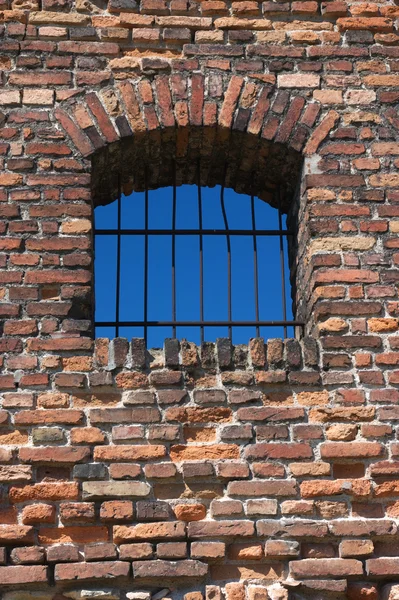 Vieja ventana rallada rota — Foto de Stock
