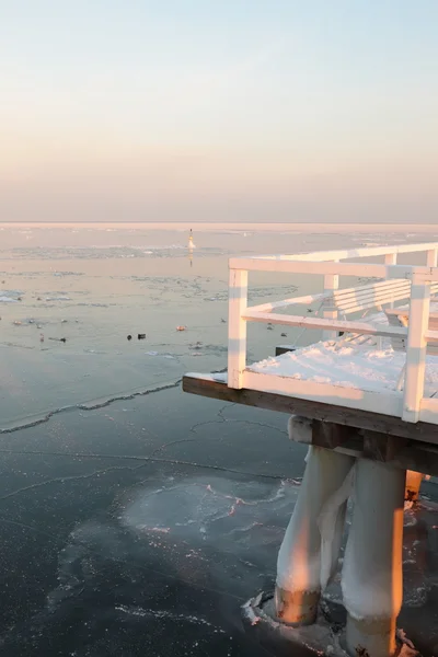 Pier, steiger op het zee - ijs - drijft. gdynia, Polen — Stockfoto