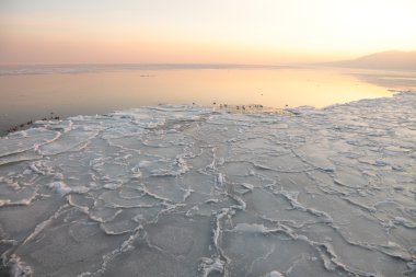 deniz - buz - kütlesi üzerinde gün batımı. Polonya, gdynia