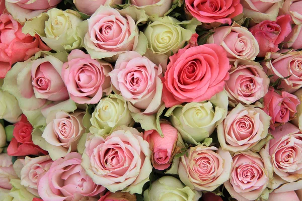 Rosa rosor brud blomsterarrangemang — Stockfoto