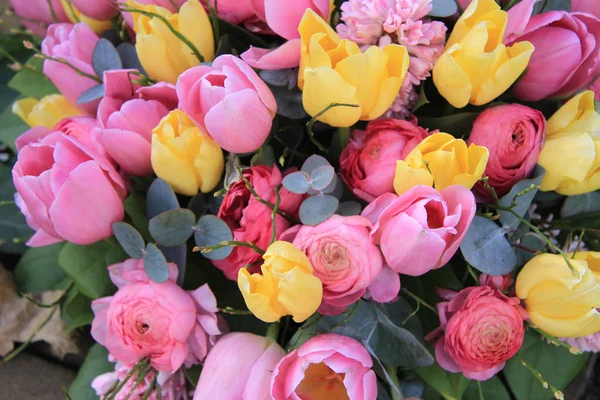 Sping bukett: gult och rosa tulpaner — Stockfoto