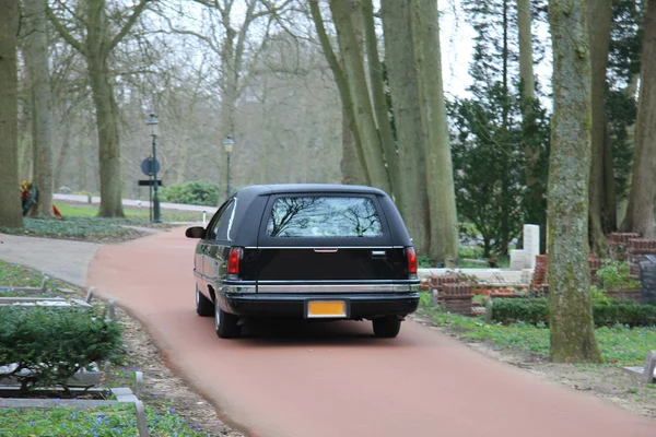 Carro funebre nero sul cimitero — Foto Stock