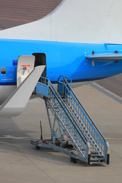 Uscita posteriore dell'aereo sul cancello — Foto Stock