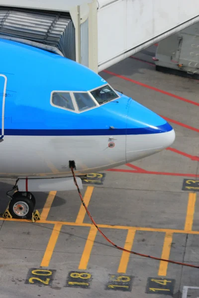 Flugzeug wartet am Gate — Stockfoto