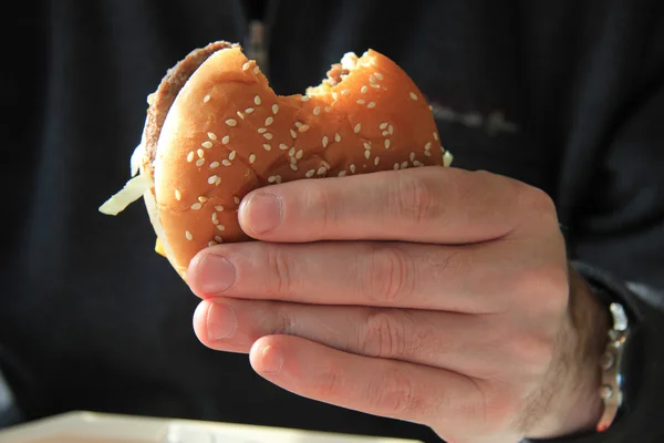 Człowiek gospodarstwa hamburgera — Zdjęcie stockowe