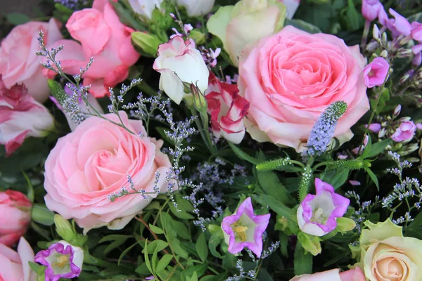 핑크에서 혼합된 꽃의 배열 — 스톡 사진