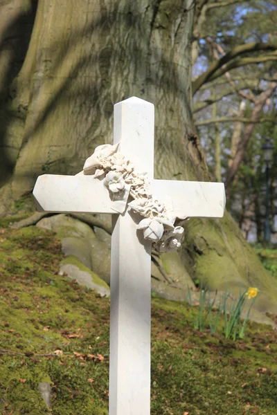 Хрест могила надгробок — стокове фото