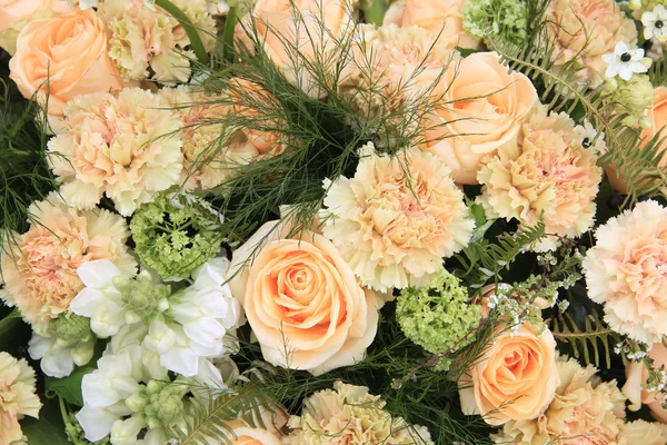 Carnations and roses in pale orange — Stock Photo, Image