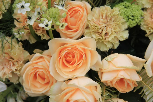 Cravos e rosas em laranja pálida — Fotografia de Stock