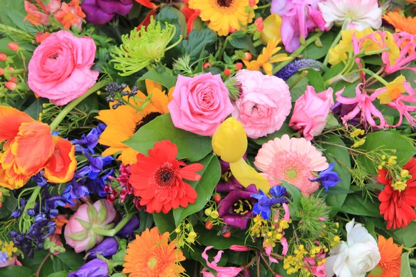 Bouquet de printemps aux couleurs vives — Photo