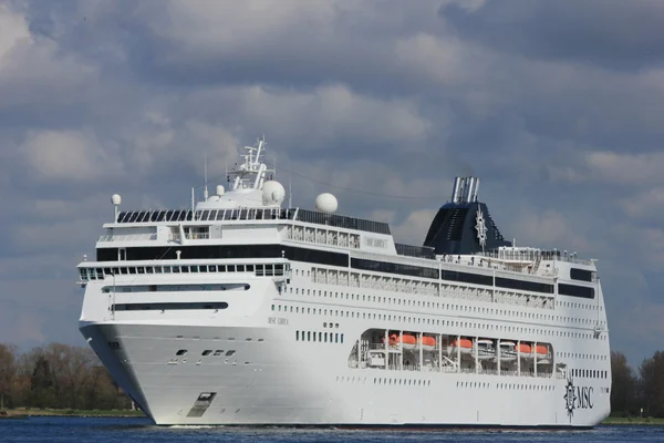21 de abril de 2012, Velsen, MSC Lirica navegando a Northsea —  Fotos de Stock