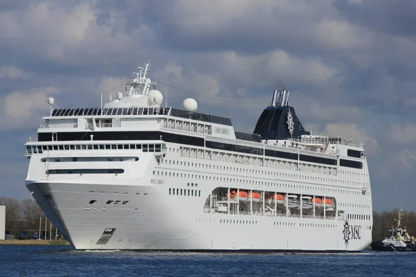 April 21st 2012, velsen, msc lirica segling till northsea — Stockfoto