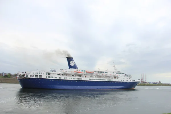 2012 年 5 月 5 日 velsen，荷兰。海洋伯爵夫人在运河 t — 图库照片