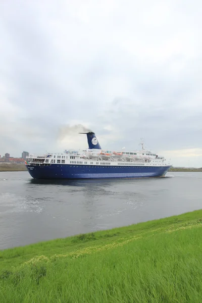 2012 年 5 月 5 日 velsen，荷兰。海洋伯爵夫人在运河 t — 图库照片