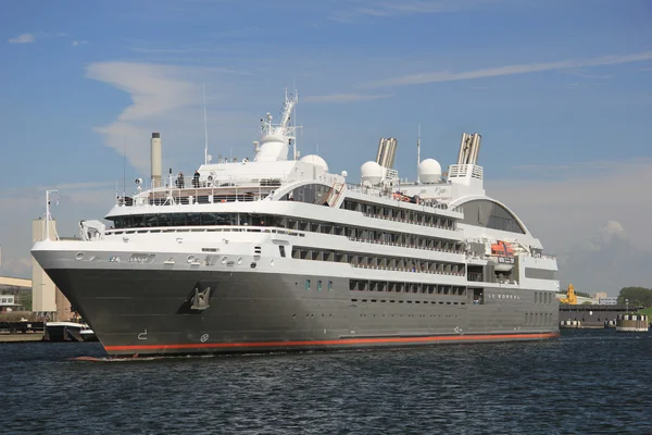 11 травня Le Boreal в Північному морі Canal Ijmuiden замки, на — стокове фото