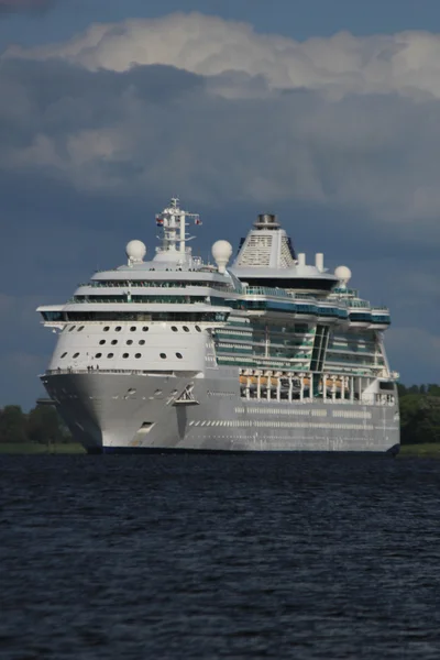 May, 12th 2012 IJmuiden, the Netherlands, Brilliance of the Seas — Stock Photo, Image