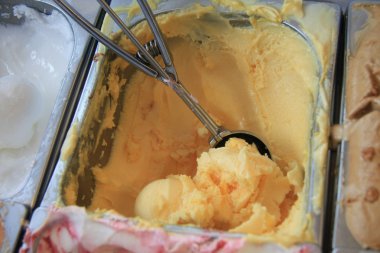 Vanilla Ice scooping